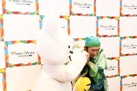 NON STYLE石田に耳打ちするノンタン。