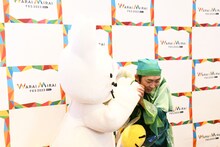 NON STYLE石田に耳打ちするノンタン。