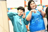 「Warai Mirai」の「W」と「M」を表現するヨネダ2000。