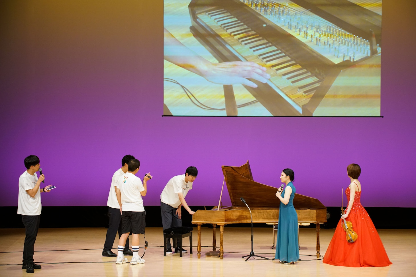 「ピアノの先祖【フォルテピアノ】×北欧から幸せを運ぶ【ハルダンゲルヴァイオリン】の世界」の様子。（写真提供：吉本興業）