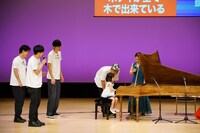 「ピアノの先祖【フォルテピアノ】×北欧から幸せを運ぶ【ハルダンゲルヴァイオリン】の世界」の様子。（写真提供：吉本興業）