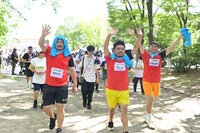 「SDGsウォーク」に参加する田津原理音（右）と鬼越トマホーク。（写真提供：吉本興業）