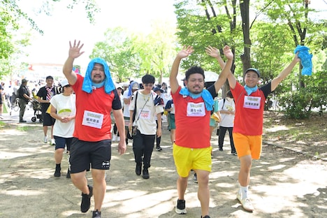 「SDGsウォーク」に参加する田津原理音（右）と鬼越トマホーク。（写真提供：吉本興業）