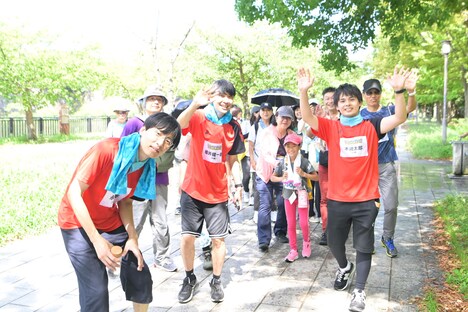 「SDGsウォーク2023 in Warai Mirai Fes」に参加したカベポスター永見（左）。手には探し歩いたというマイボトルが。（写真提供：吉本興業）