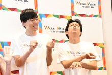 バイオリンとピアノのポーズのカベポスター。