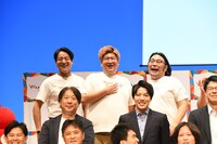 「表情が硬い」と言われて顔を緩ませる田津原理音、ビスケットブラザーズら。