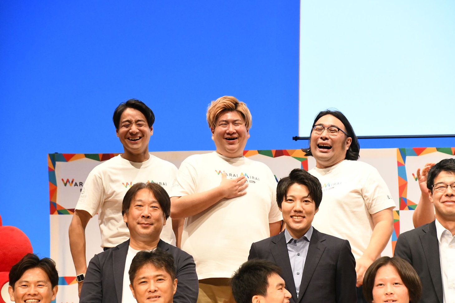 「表情が硬い」と言われて顔を緩ませる田津原理音、ビスケットブラザーズら。
