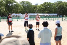 「かけっこ教室」に参加するカベポスター永見、今井らいぱち。（写真提供：吉本興業）