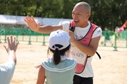 「かけっこ教室」に参加する今井らいぱち。（写真提供：吉本興業）