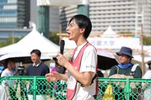 「かけっこ教室」に参加するカベポスター永見。（写真提供：吉本興業）