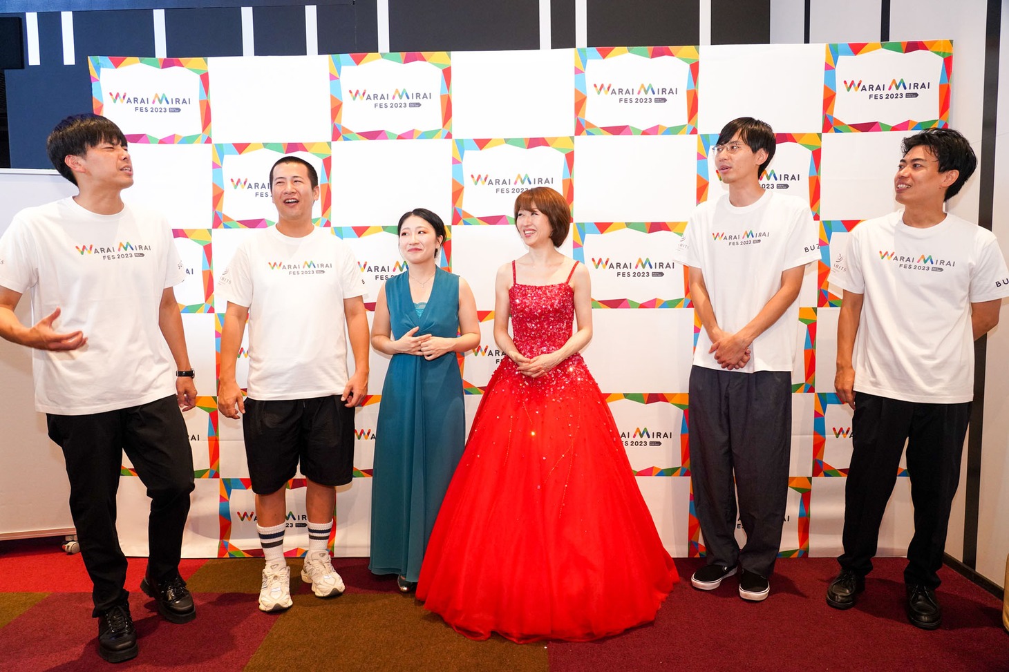 囲み取材の様子。（写真提供：吉本興業）