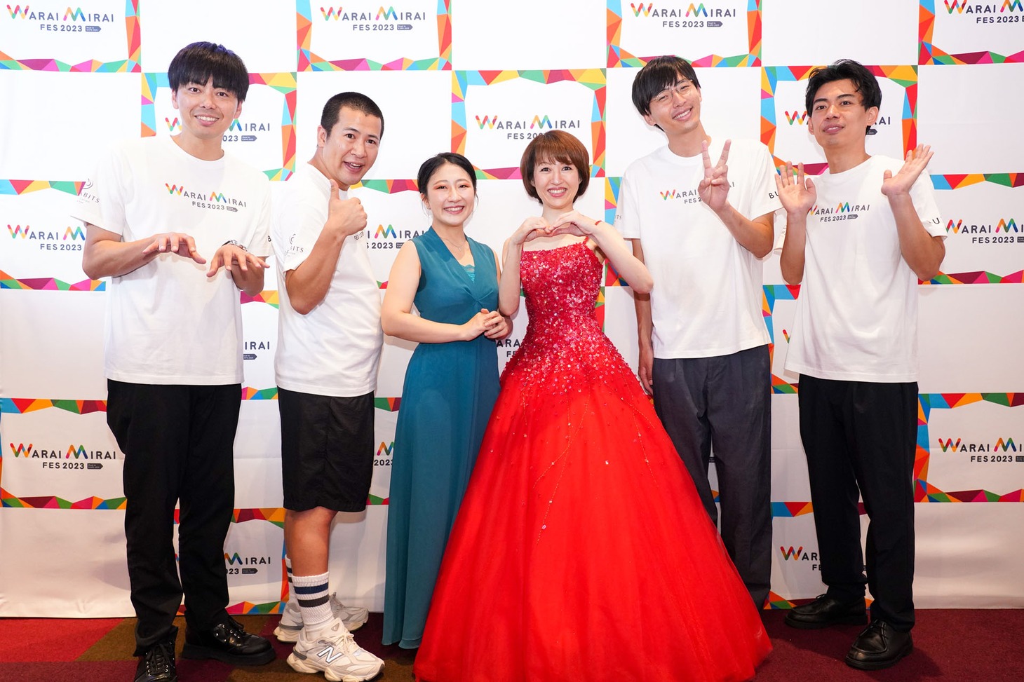 囲み取材に登場した（左から）コットン、加藤美季、山瀬理桜、カベポスター。（写真提供：吉本興業）