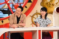 左から東野幸治、中島めぐみアナウンサー。(c)カンテレ