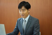 ジャルジャル後藤演じるWeb面接の面接官。(c)NHK