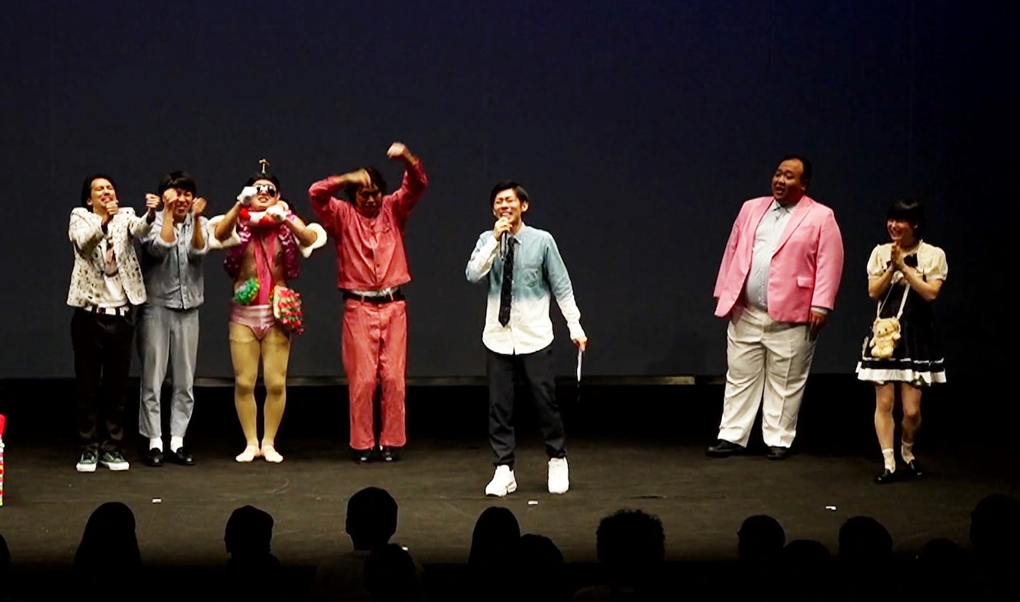 真空ジェシカのラジオ番組イベントをまとめあげるトンツカタン森本（中央）。
