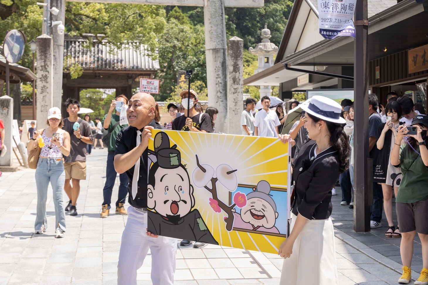 錦鯉・長谷川が紙芝居を披露する場面。(c)テレビ西日本