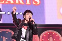 麒麟・川島。1万人の客席を「声出せ！」と鼓舞していた。