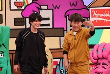 左から間宮祥太朗、FUJIWARA藤本。(c)カンテレ