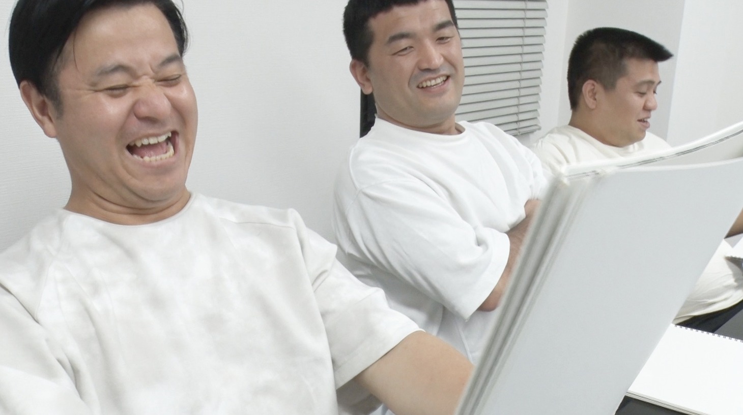 Tシャツをデザインする大宮セブンメンバー。