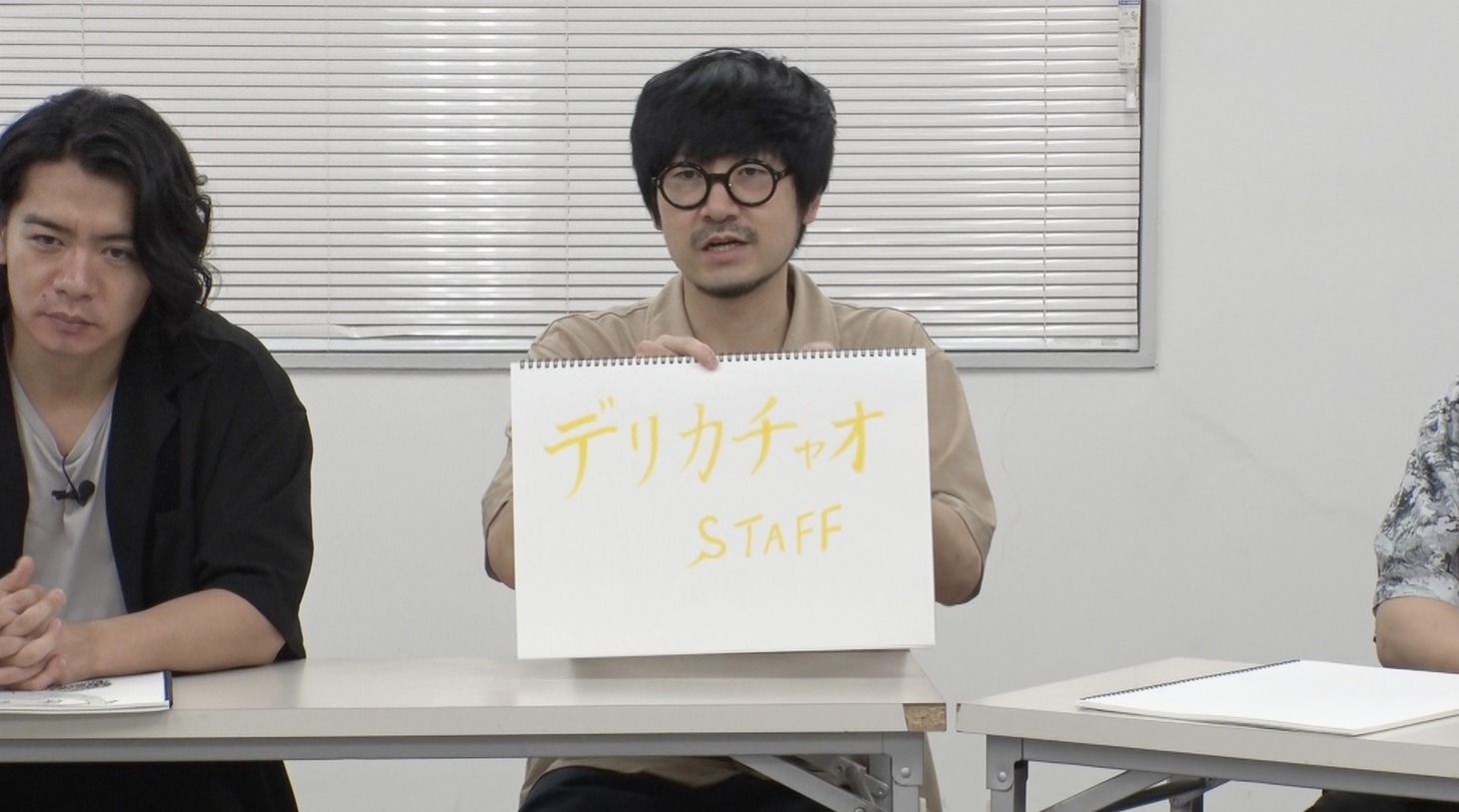 Tシャツをデザインする大宮セブンメンバー。