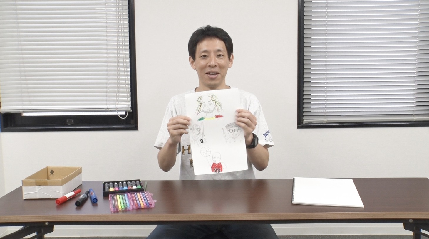 Tシャツをデザインする大宮セブンメンバー。