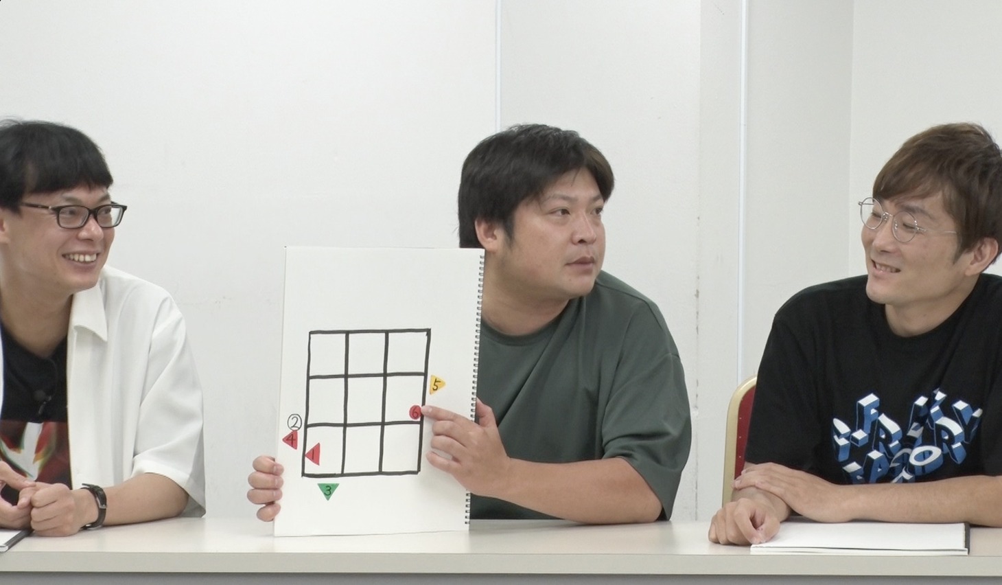 Tシャツをデザインする大宮セブンメンバー。