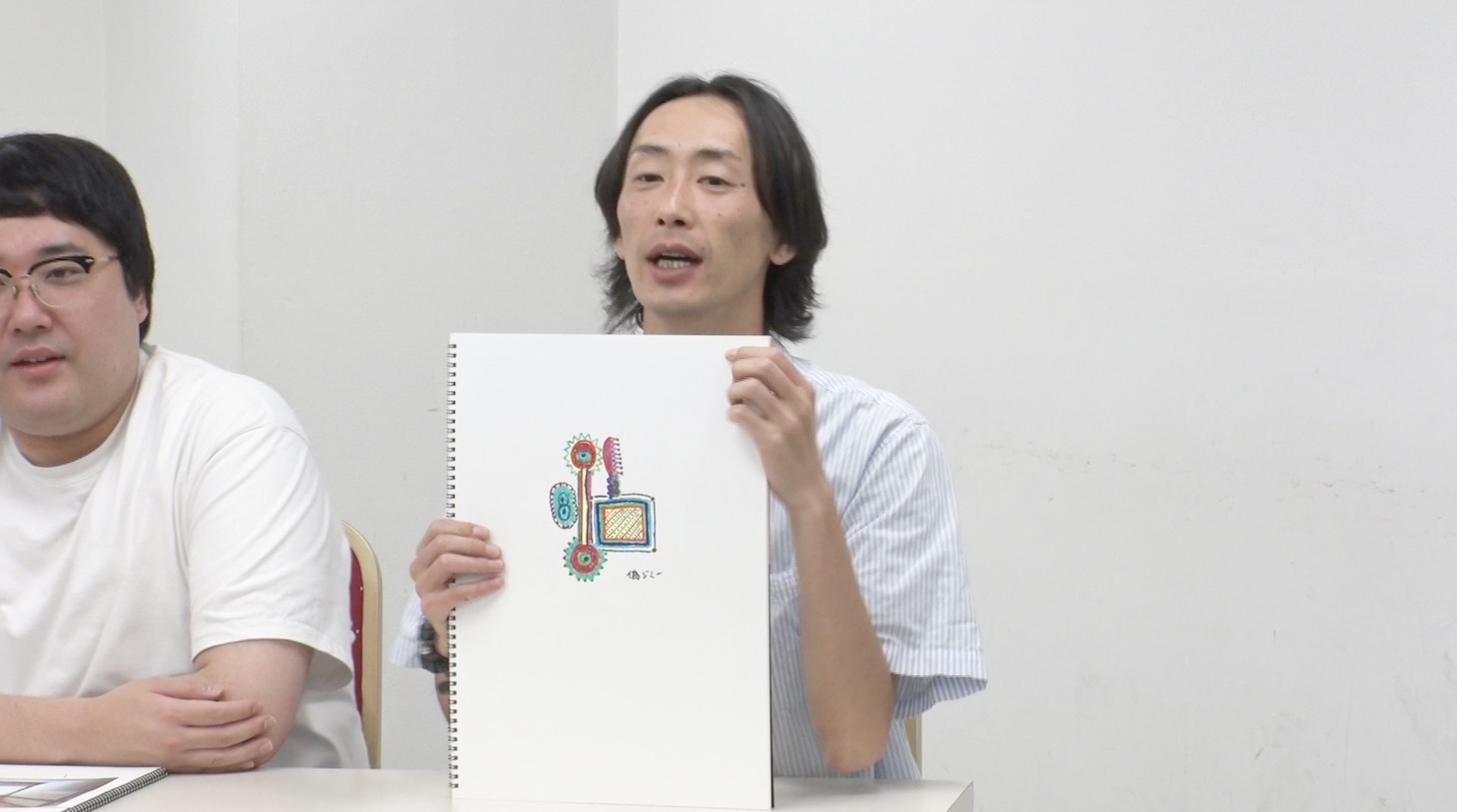 Tシャツをデザインする大宮セブンメンバー。