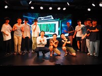 伝書鳩（中央）