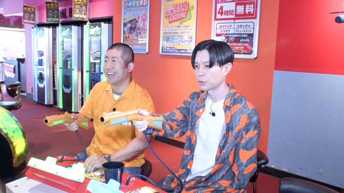 ゲームセンターで遊ぶハライチ。