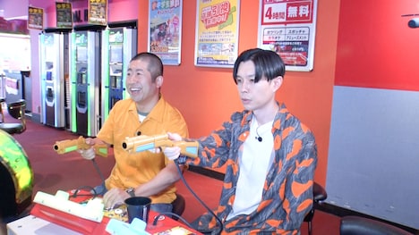 ゲームセンターで遊ぶハライチ。