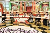 ダチョウ倶楽部・上島の妻、上島光（中央）が出演するスタジオの様子。(c)TBS