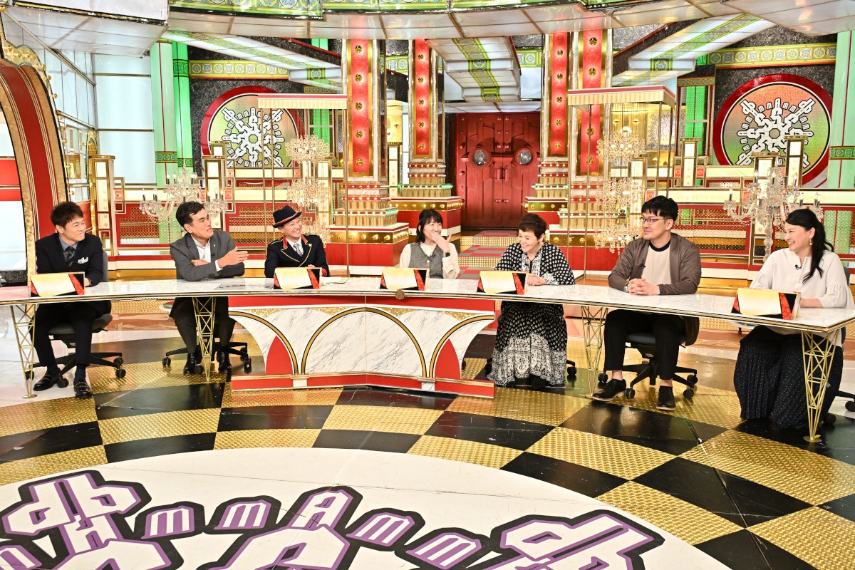 ダチョウ倶楽部・上島の妻、上島光（中央）が出演するスタジオの様子。(c)TBS