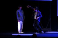 DVD「さらば青春の光 単独LIVE『すご六』」のワンシーン。