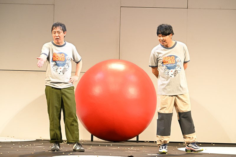 DVD「さらば青春の光 単独LIVE『すご六』」のワンシーン。