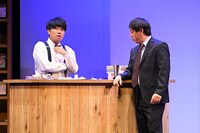 DVD「さらば青春の光 単独LIVE『すご六』」より、オープニングコントを演じるさらば青春の光。