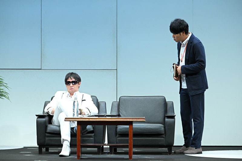 DVD「さらば青春の光 単独LIVE『すご六』」のワンシーン。