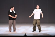 空気階段の第6回単独公演「無修正」エンディングで「サイコゥ！サイコゥ！サイコゥ！」を叫ぶ水川かたまり（右）と、鈴木もぐら（左）。