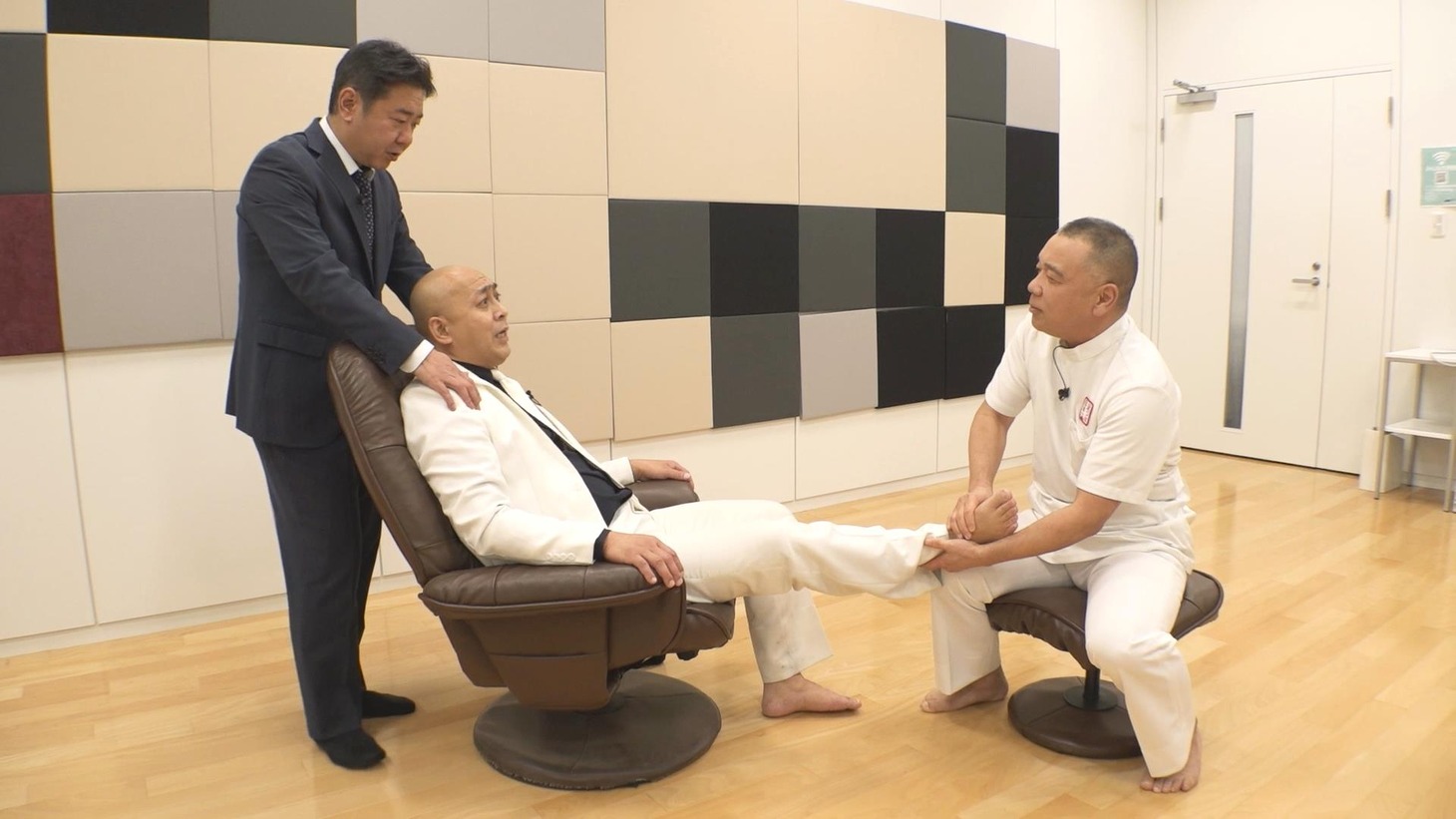 DVD「錦鯉独演会『バカが来た』」幕間映像「渡辺隆プロデュース『長谷川雅紀 改造計画』」のワンシーン。