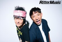 対談した真島昌利とアルコ＆ピース酒井。