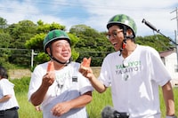 スイカを食べる出川哲朗と明石家さんま。