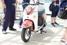 特注デザインの「明石家さんま」仕様電動バイク。