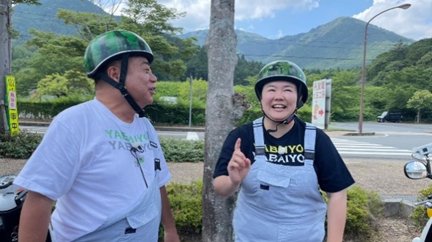 出川哲朗（左）とやす子（右）。