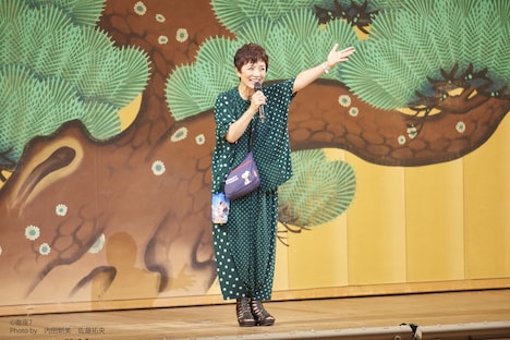 前説を務める代理座長の榊原郁恵。