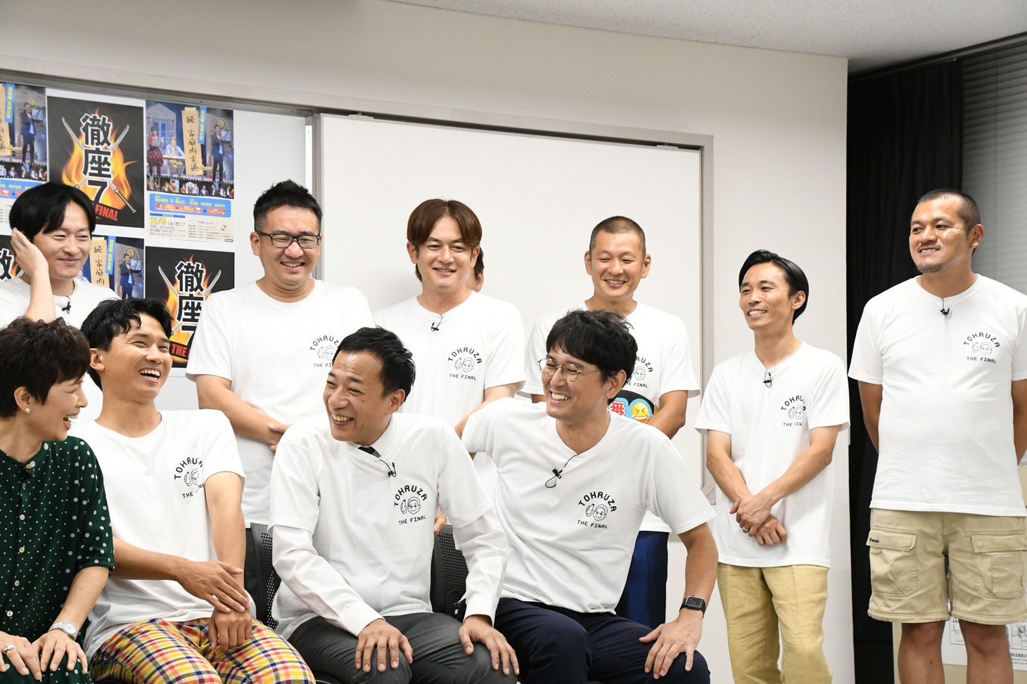 囲み取材の様子。