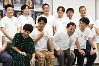 囲み取材の様子。