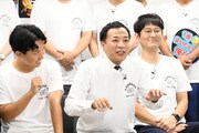 渡辺裕太が「ちゃぶ台返し世界大会」で優勝したことを「インターネットのヤホーで調べた」と話すナイツ塙。