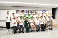 渡辺徹が出演していたCMの「カリッと青春」ポーズでフォトセッション。