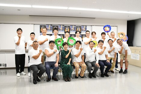 渡辺徹が出演していたCMの「カリッと青春」ポーズでフォトセッション。