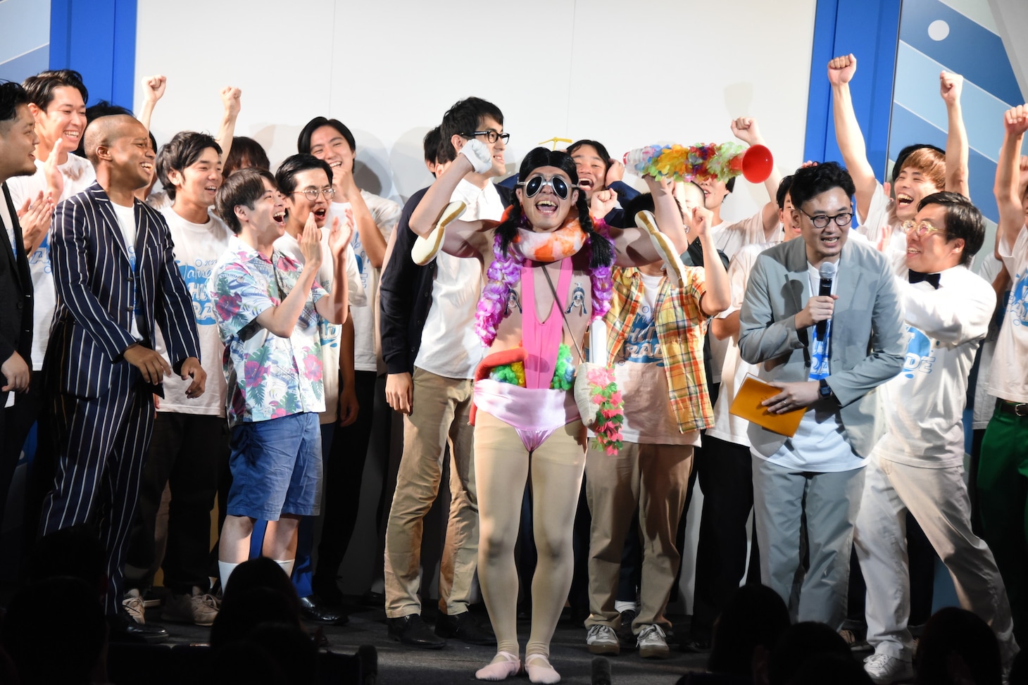 優勝者発表中に乱入したユビッジャ・ポポポー。
