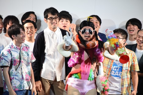 優勝者発表中に乱入したユビッジャ・ポポポー。